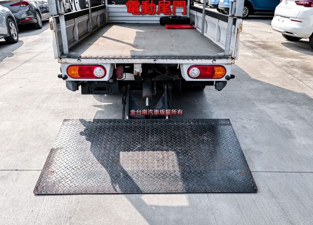 篷式 一手只跑1.7萬 里程保證 原廠保養 全車原板件 帆布五面開 電動尾門 安卓影音 盲點 附全額發票 可全貸!  第8張相片