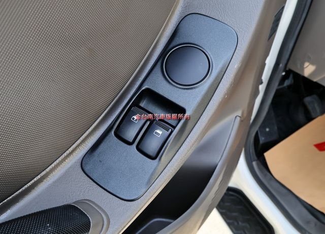 篷式 一手只跑1.7萬 里程保證 原廠保養 全車原板件 帆布五面開 電動尾門 安卓影音 盲點 附全額發票 可全貸!  第9張相片