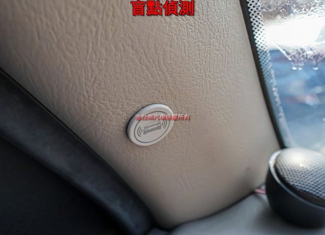 篷式 一手只跑1.7萬 里程保證 原廠保養 全車原板件 帆布五面開 電動尾門 安卓影音 盲點 附全額發票 可全貸!  第16張相片
