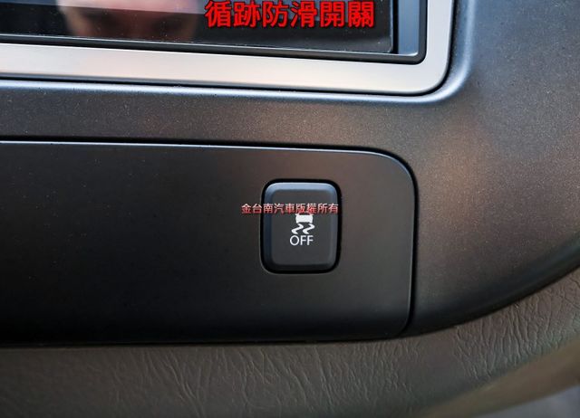 篷式 一手只跑1.7萬 里程保證 原廠保養 全車原板件 帆布五面開 電動尾門 安卓影音 盲點 附全額發票 可全貸!  第17張相片