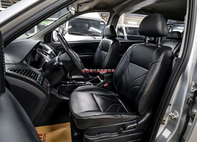 精緻版 一手車 只跑4萬 里程保證 定速 中冷 TCS 雙安 附全額發票 事業打拼好幫手 可全貸 不用殺價就很便宜!  第10張相片