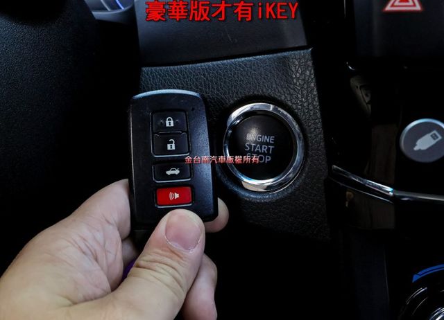 16年式 豪華影音特仕版 iKEY 恆溫 倒車顯影 TCS 前後雙雷達 一年只跑不到一萬 可全貸 不用殺價就很便宜!  第17張相片