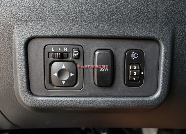 附全額發票 廂式五人座 只跑1.2萬 盲點 ABS TCS 雙安 一手 全車原鈑件 原廠保養 可全貸!  第13張相片