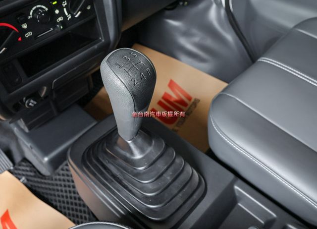 附全額發票 廂式五人座 只跑1.2萬 盲點 ABS TCS 雙安 一手 全車原鈑件 原廠保養 可全貸!  第19張相片