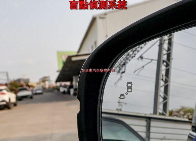 最高階八人座 只跑11.1萬 雙電滑門 定速 天窗 電動椅 自動停車 環景 盲點 衛星導航 三區恆溫 iKEY 電動尾門  第9張相片