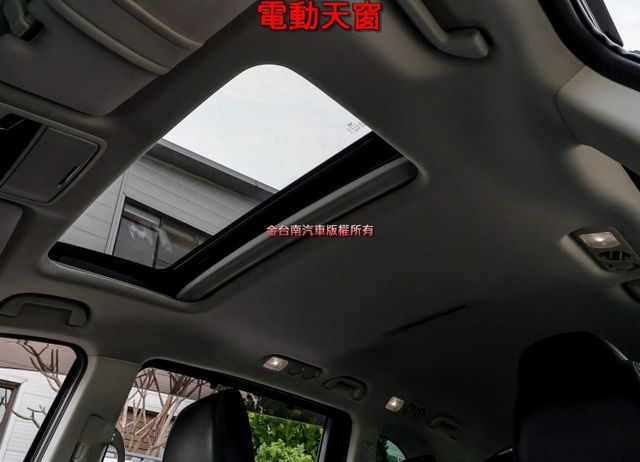 最高階八人座 只跑11.1萬 雙電滑門 定速 天窗 電動椅 自動停車 環景 盲點 衛星導航 三區恆溫 iKEY 電動尾門  第11張相片
