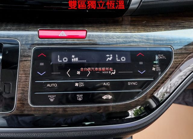 最高階八人座 只跑11.1萬 雙電滑門 定速 天窗 電動椅 自動停車 環景 盲點 衛星導航 三區恆溫 iKEY 電動尾門  第18張相片
