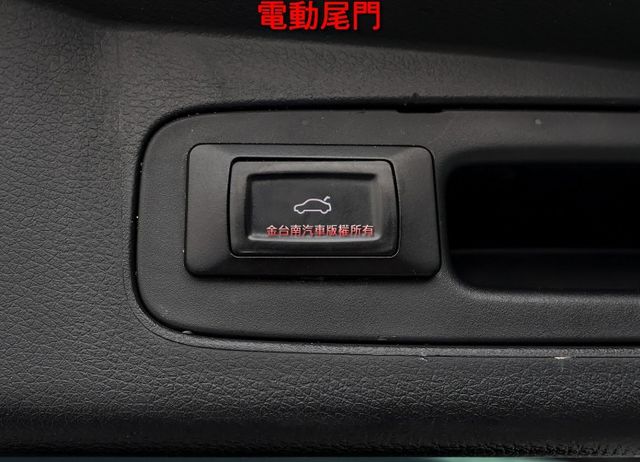 最高階八人座 只跑11.1萬 雙電滑門 定速 天窗 電動椅 自動停車 環景 盲點 衛星導航 三區恆溫 iKEY 電動尾門  第20張相片