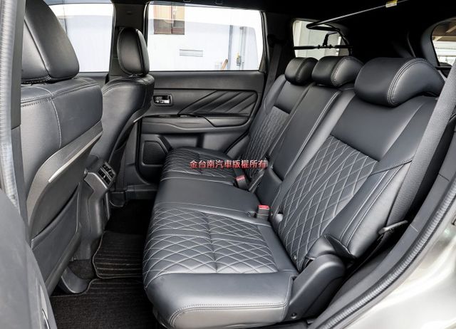 尊貴型 電動椅 電動尾門 ACC AEB 車道偏離 安卓影音 iKEY 雙區恆溫 全車八安 車況超好 可全貸!  第10張相片
