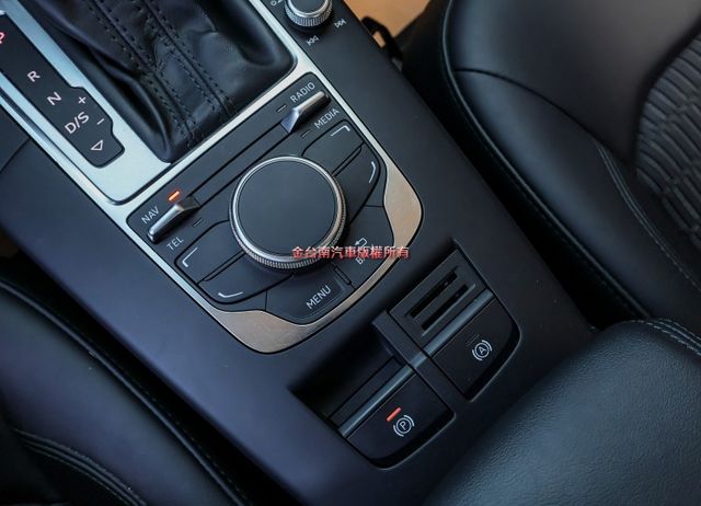 變速箱剛整理好 無菸車 15年式 14/10出廠 30TFSI 定速 ABS 雙區恆溫 衛星導航 快撥 倒車顯影 原鈑件  第17張相片