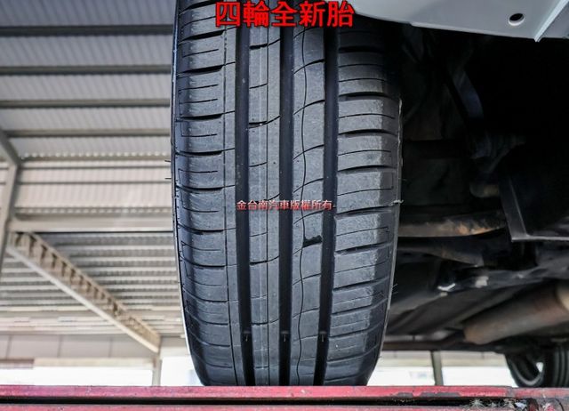 只跑6.5萬 里程保證 四輪全新胎 代步通勤好選擇 NAVI 倒車顯影 恆溫 iKEY TCS 全車六安 可全貸!  第8張相片
