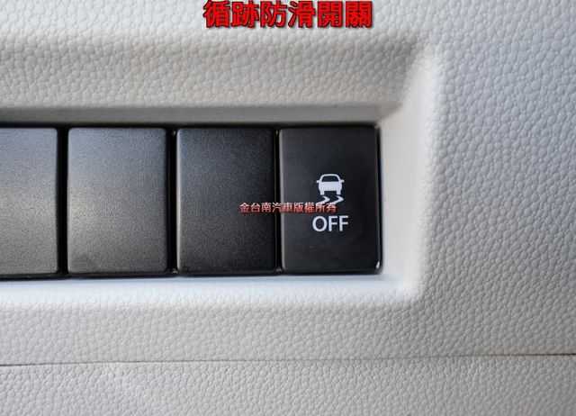 只跑6.5萬 里程保證 四輪全新胎 代步通勤好選擇 NAVI 倒車顯影 恆溫 iKEY TCS 全車六安 可全貸!  第11張相片