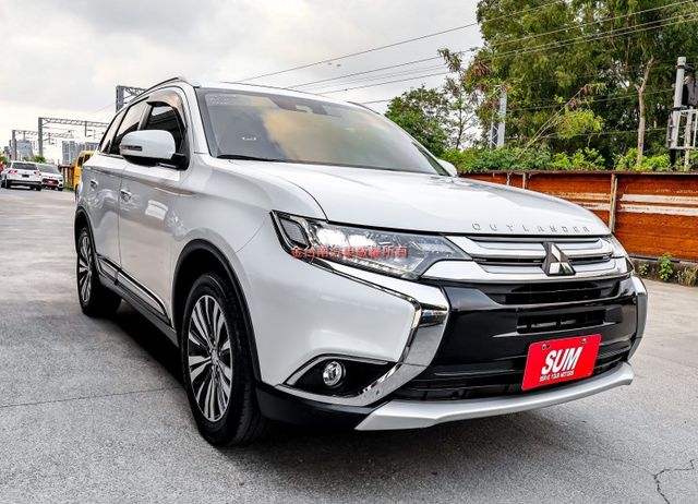 4WD旗艦型 天窗 電動椅 ACC AEB 車道偏離 iKEY 雙區恆溫 電動尾門 一手車 全車原板件 車況超好 可全貸  第3張相片