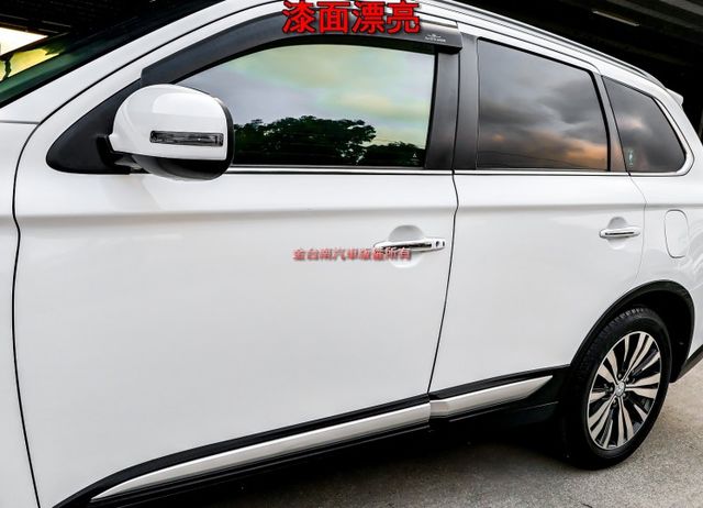 4WD旗艦型 天窗 電動椅 ACC AEB 車道偏離 iKEY 雙區恆溫 電動尾門 一手車 全車原板件 車況超好 可全貸  第6張相片