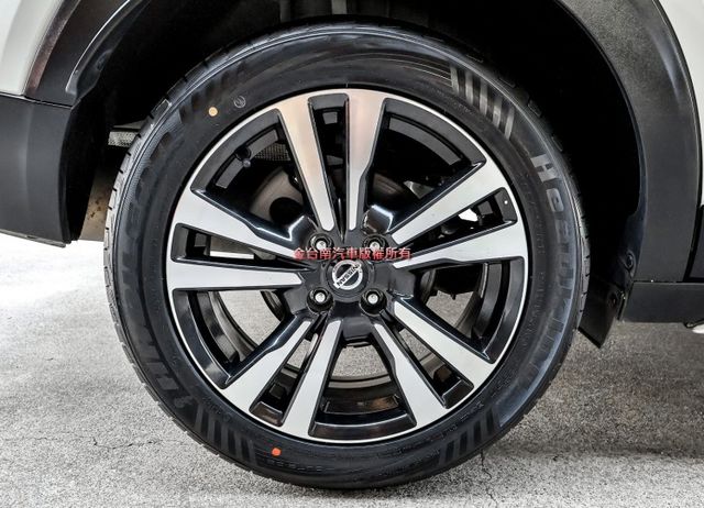 智行旗艦版 一手車只跑3.9萬 全車原板件 車況超好 AEB 車道偏離 環景倒車顯影 車載系統 可全貸 不用殺價就很便宜  第7張相片