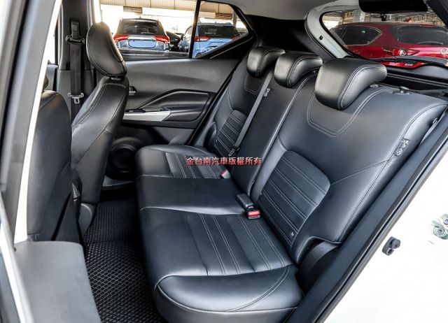 智行旗艦版 一手車只跑3.9萬 全車原板件 車況超好 AEB 車道偏離 環景倒車顯影 車載系統 可全貸 不用殺價就很便宜  第9張相片