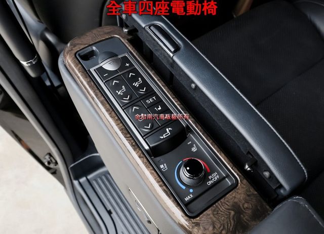 最佳豪華商務座艙 七人座 四座電動椅 全景天窗 雙電動滑門 電動尾門 少跑全車原板件 原廠保養 可全貸 附全額發票!  第11張相片