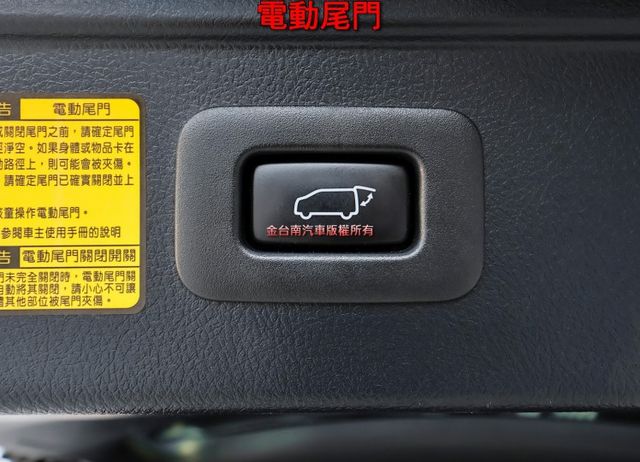 最佳豪華商務座艙 七人座 四座電動椅 全景天窗 雙電動滑門 電動尾門 少跑全車原板件 原廠保養 可全貸 附全額發票!  第19張相片