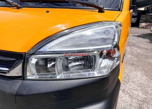 廂式 只跑5.3萬 ABS TCS 車頂置物架 一手 全車原鈑件 里程保證 不用殺價就很便宜!  第5張相片