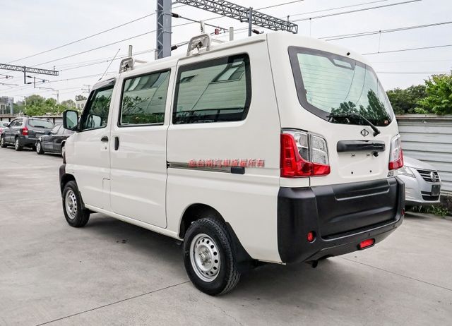 自排 22/12出廠 只跑6.2萬 TCS ABS 雙安 後座冷氣 一手 全車原鈑件 里程保證 附全額發票!  第2張相片
