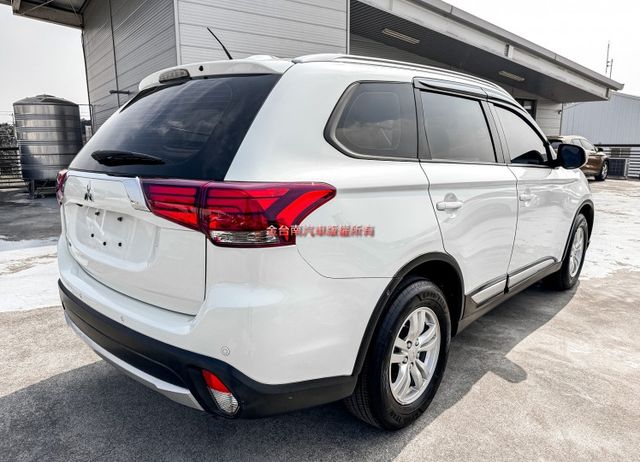 典藏型 少跑里程保證 全車原板件 車況超好 大螢幕安卓影音 恆溫 TCS  ABS 雙安 可全貸 不用殺價就很便宜!  第3張相片