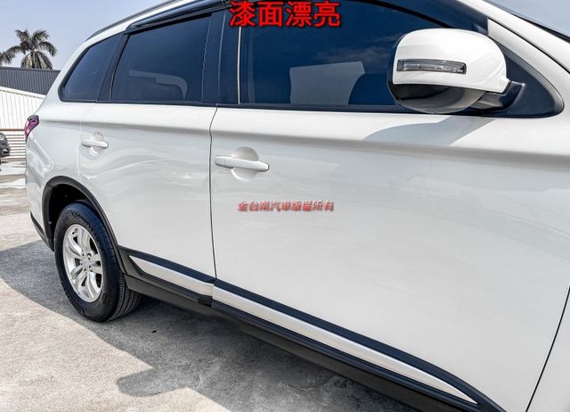 典藏型 少跑里程保證 全車原板件 車況超好 大螢幕安卓影音 恆溫 TCS  ABS 雙安 可全貸 不用殺價就很便宜!  第7張相片