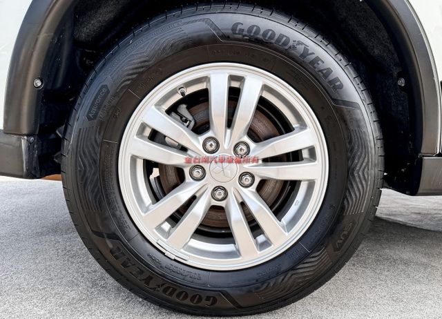 典藏型 少跑里程保證 全車原板件 車況超好 大螢幕安卓影音 恆溫 TCS  ABS 雙安 可全貸 不用殺價就很便宜!  第8張相片