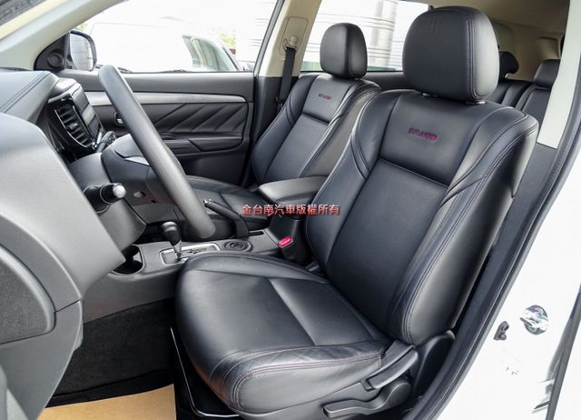 典藏型 少跑里程保證 全車原板件 車況超好 大螢幕安卓影音 恆溫 TCS  ABS 雙安 可全貸 不用殺價就很便宜!  第9張相片