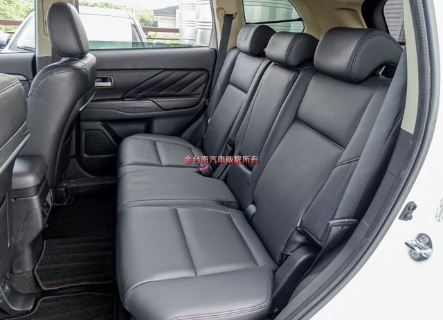 典藏型 少跑里程保證 全車原板件 車況超好 大螢幕安卓影音 恆溫 TCS  ABS 雙安 可全貸 不用殺價就很便宜!  第10張相片