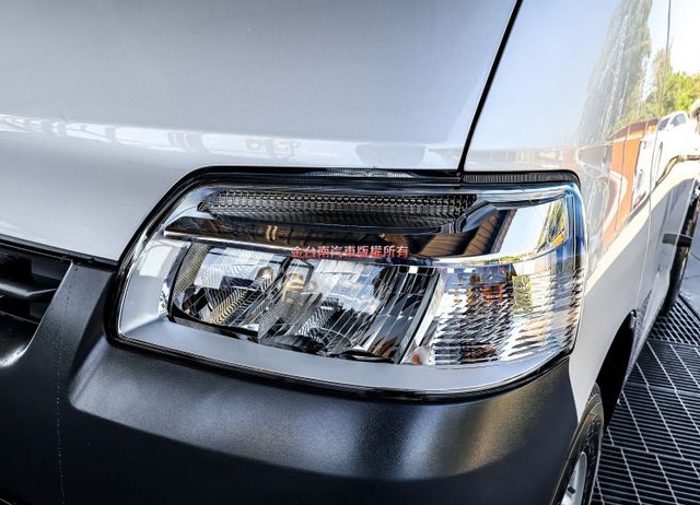 全新領牌車 自排變速箱 ABS TCS LED頭燈 雙安 事業打拼好幫手 附全額發票 可全貸 不用殺價就很便宜!  第7張相片