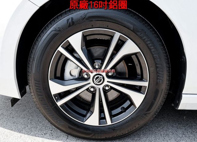 尊爵版 一手車 只跑1.2萬 原廠保養 全車原板件 ACC AEB 車道偏離 環景 車載系統 雙區恆溫 可全貸!  第7張相片