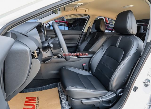 尊爵版 一手車 只跑1.2萬 原廠保養 全車原板件 ACC AEB 車道偏離 環景 車載系統 雙區恆溫 可全貸!  第8張相片
