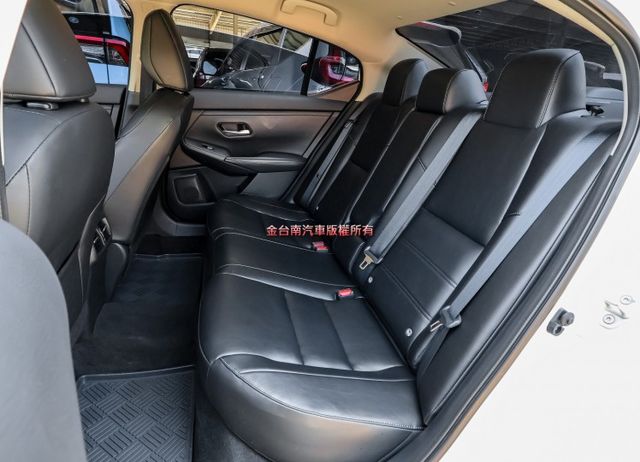 尊爵版 一手車 只跑1.2萬 原廠保養 全車原板件 ACC AEB 車道偏離 環景 車載系統 雙區恆溫 可全貸!  第9張相片