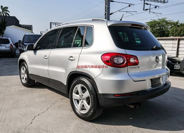 4WD 柴油 恆溫 ABS TCS 里程保證 少跑 全車原鈑件 里程保證 不用殺價就很便宜!  第2張相片