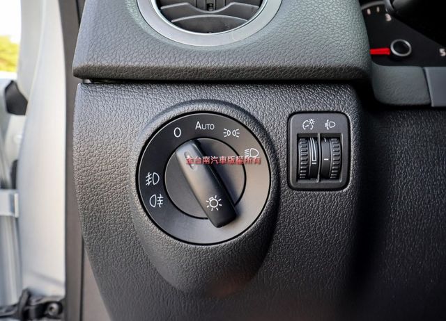 4WD 柴油 恆溫 ABS TCS 里程保證 少跑 全車原鈑件 里程保證 不用殺價就很便宜!  第12張相片