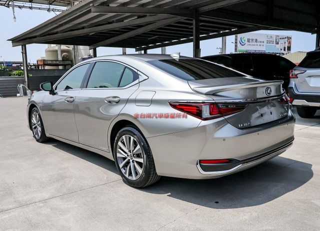 300h 21/9領 只跑4.4萬 天窗 車道偏離 ACC AEB 車載系統 雙電熱椅 環景 LED頭尾燈 一手原鈑件  第2張相片