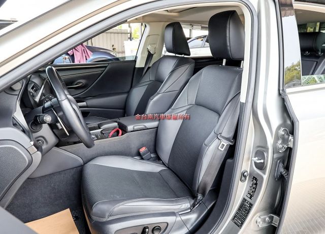 300h 21/9領 只跑4.4萬 天窗 車道偏離 ACC AEB 車載系統 雙電熱椅 環景 LED頭尾燈 一手原鈑件  第7張相片