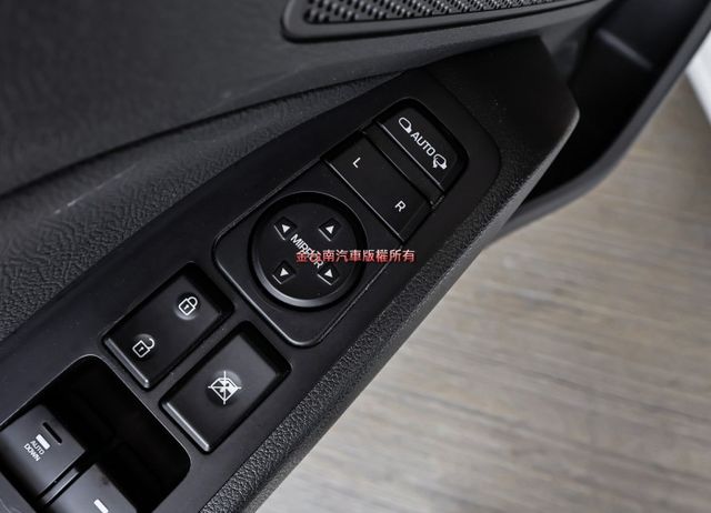 小改款 一手車 全車原鈑件 ABS TCS 全車六安 里程保證 不用殺價就很便宜!  第12張相片
