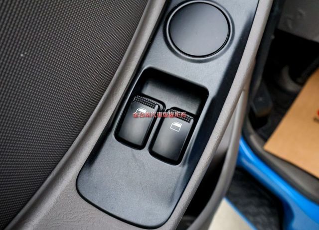 自排變速箱 貨框 只跑1.6萬 里程保證 全車原板件 倒車顯影 TCS ABS 附全額發票 可全貸 不用殺價就很便宜!  第9張相片