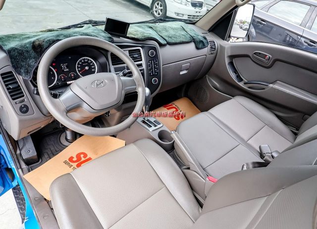 自排變速箱 貨框 只跑1.6萬 里程保證 全車原板件 倒車顯影 TCS ABS 附全額發票 可全貸 不用殺價就很便宜!  第10張相片