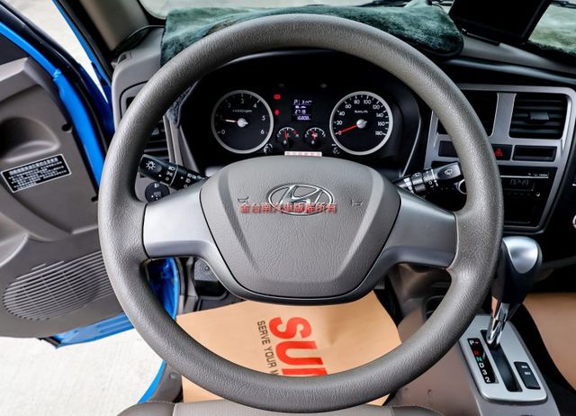 自排變速箱 貨框 只跑1.6萬 里程保證 全車原板件 倒車顯影 TCS ABS 附全額發票 可全貸 不用殺價就很便宜!  第11張相片