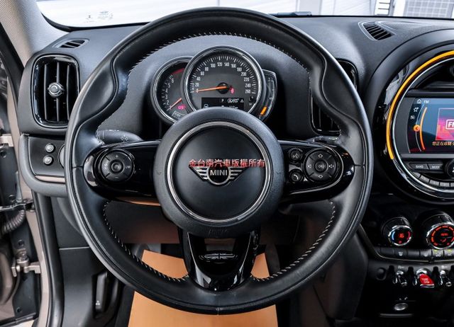 20年式 豪華野營版 雙電動椅 NAVI iKEY 定速 倒車顯影 電動尾門 全車原板件 車況超好 可全貸!  第12張相片
