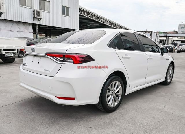 油電尊爵版 一手車 只跑3萬 全車原板件如新 ACC AEB 車道維持 倒車顯影 恆溫 九安 可全貸 不用殺價就很便宜!  第3張相片