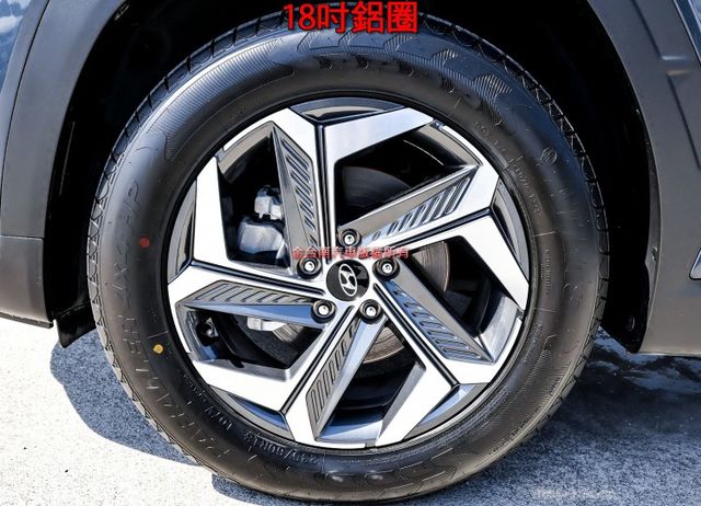 GLT-B頂級版 一手車 只跑5萬 全車原板件 LV2 全景天窗 電動椅 電動尾門 車載系統 可全貸 不用殺價就很便宜!  第7張相片