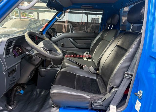 貨框 自排變速箱 一手車 只跑1萬 原廠保養 全車原板件 附全額發票 可全貸 事業打拼好幫手!  第8張相片