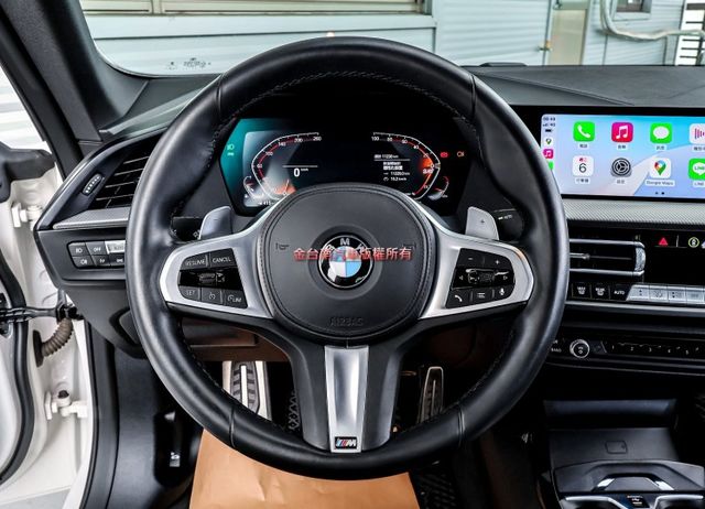 220i GC 總代理 一手車 只跑1萬 全車原版件 M套件 雙電動椅 NAVI AEB 盲點 車載系統 可全貸!  第13張相片