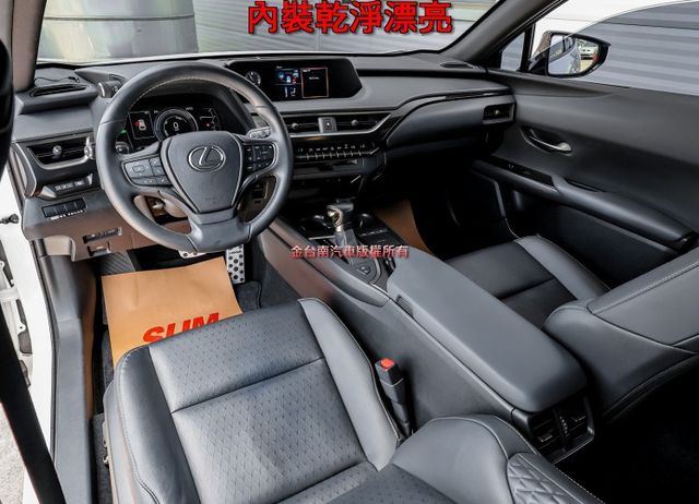 250h豪華版 一手車 只跑6萬 全車原板件 LV2 雙電動椅 倒車顯影 車載系統 電動尾門 可全貸 不用殺價就很便宜!  第11張相片