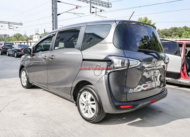 七人座 22年式 21/12領 一手車 只跑5.9萬 AEB 車道偏離 衛星導航 車載系統 恆溫 iKEY 電瓶剛換新  第2張相片