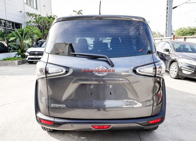 七人座 22年式 21/12領 一手車 只跑5.9萬 AEB 車道偏離 衛星導航 車載系統 恆溫 iKEY 電瓶剛換新  第3張相片
