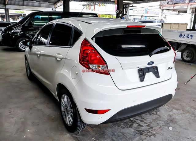 時尚型 少跑里程保證 車況超好 影音系統 衛星導航 TCS ABS 雙安 代步通勤好選擇 可全貸 不用殺價就很便宜!  第2張相片